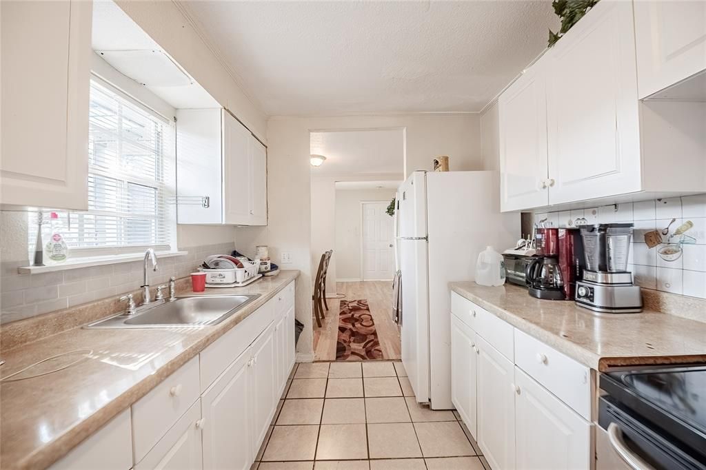 合同活跃: $195,000 (3 贝兹, 1 浴室, 1348 平方英尺)