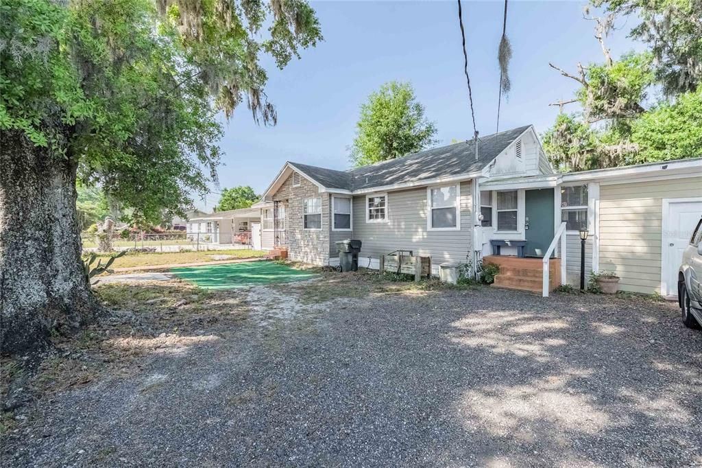 合同活跃: $195,000 (3 贝兹, 1 浴室, 1348 平方英尺)