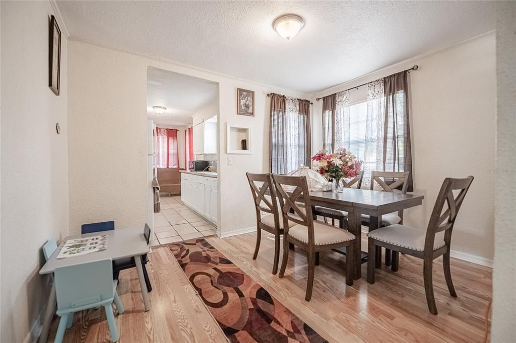 合同活跃: $195,000 (3 贝兹, 1 浴室, 1348 平方英尺)