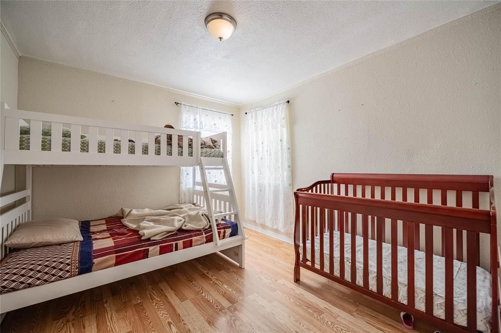 合同活跃: $195,000 (3 贝兹, 1 浴室, 1348 平方英尺)