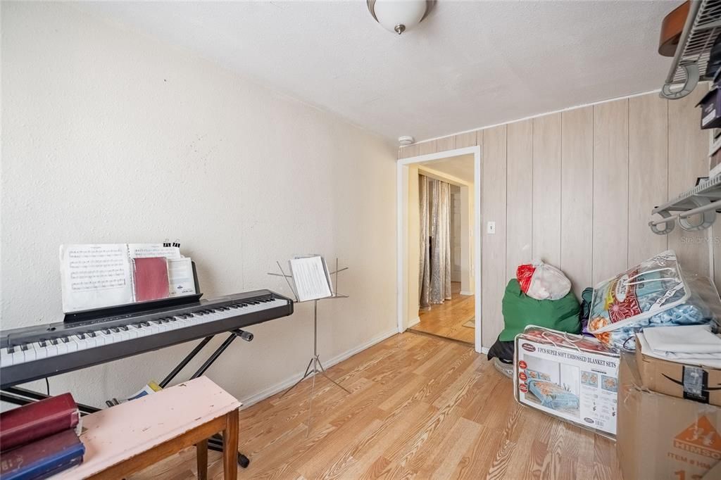 合同活跃: $195,000 (3 贝兹, 1 浴室, 1348 平方英尺)