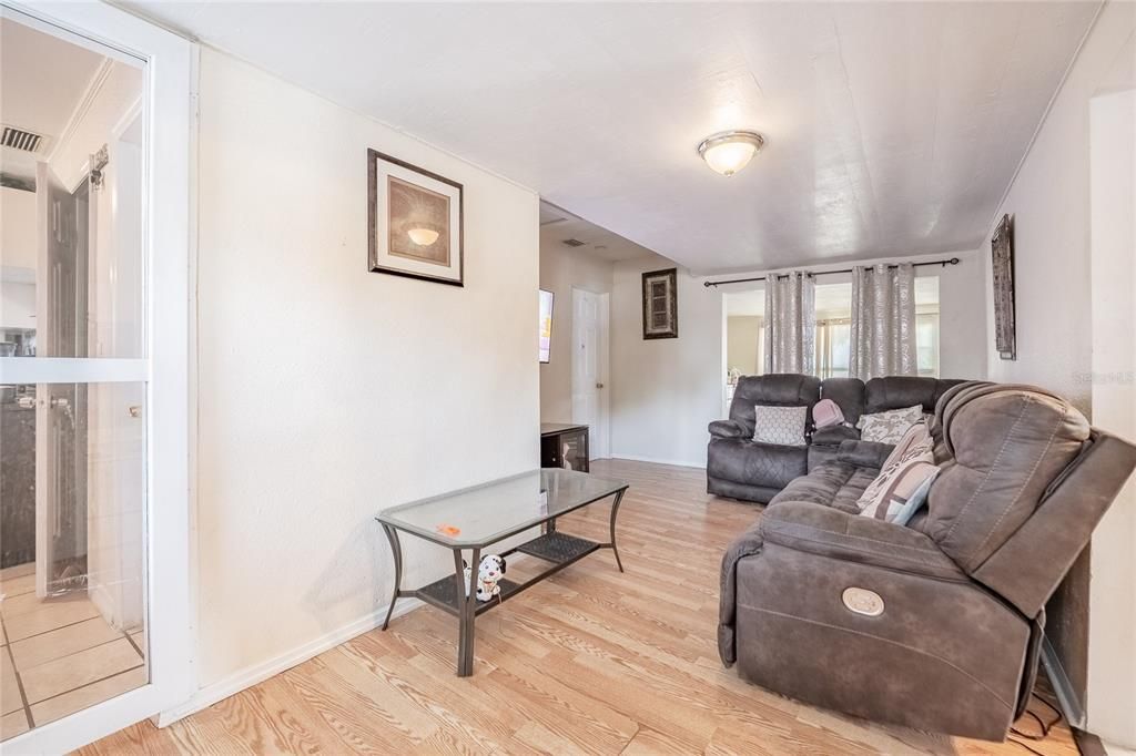 合同活跃: $195,000 (3 贝兹, 1 浴室, 1348 平方英尺)