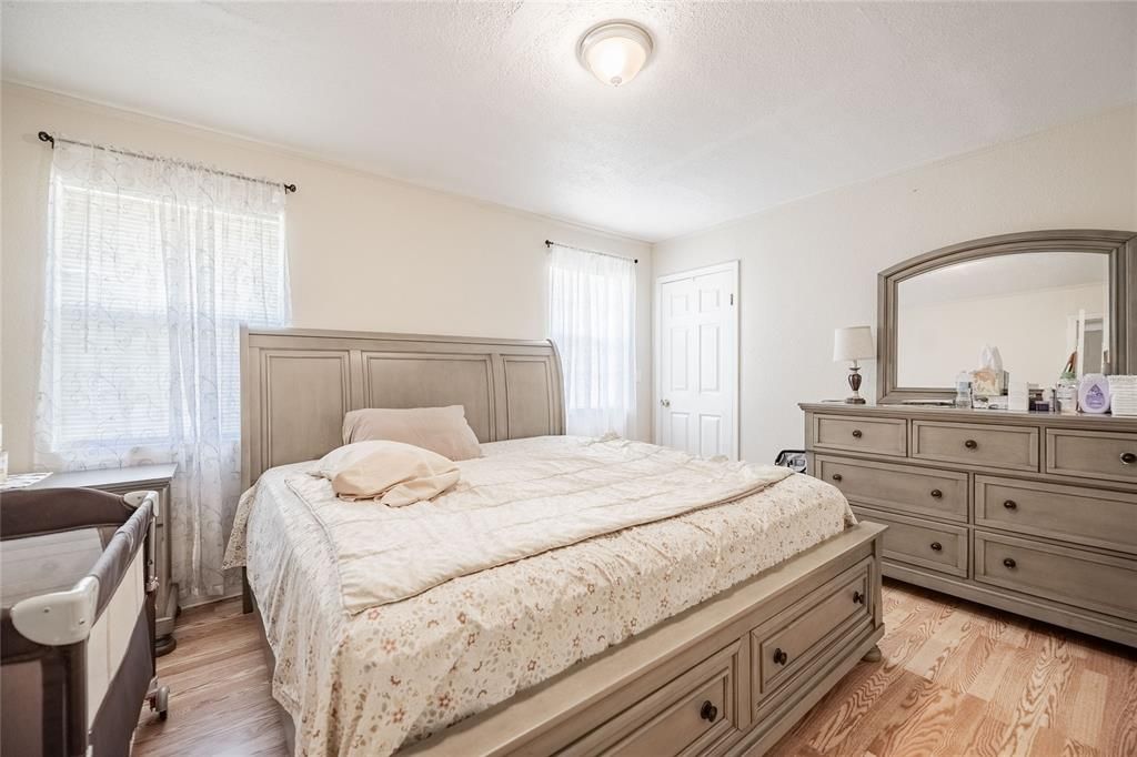 合同活跃: $195,000 (3 贝兹, 1 浴室, 1348 平方英尺)