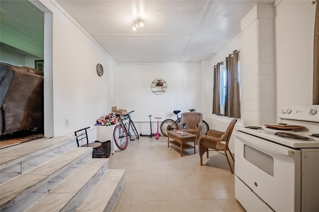 合同活跃: $195,000 (3 贝兹, 1 浴室, 1348 平方英尺)