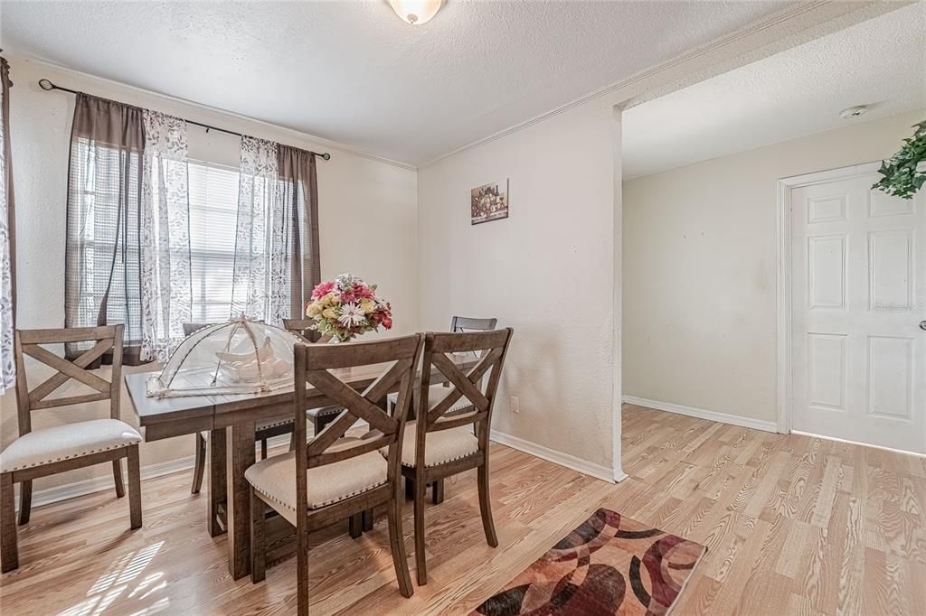 合同活跃: $195,000 (3 贝兹, 1 浴室, 1348 平方英尺)