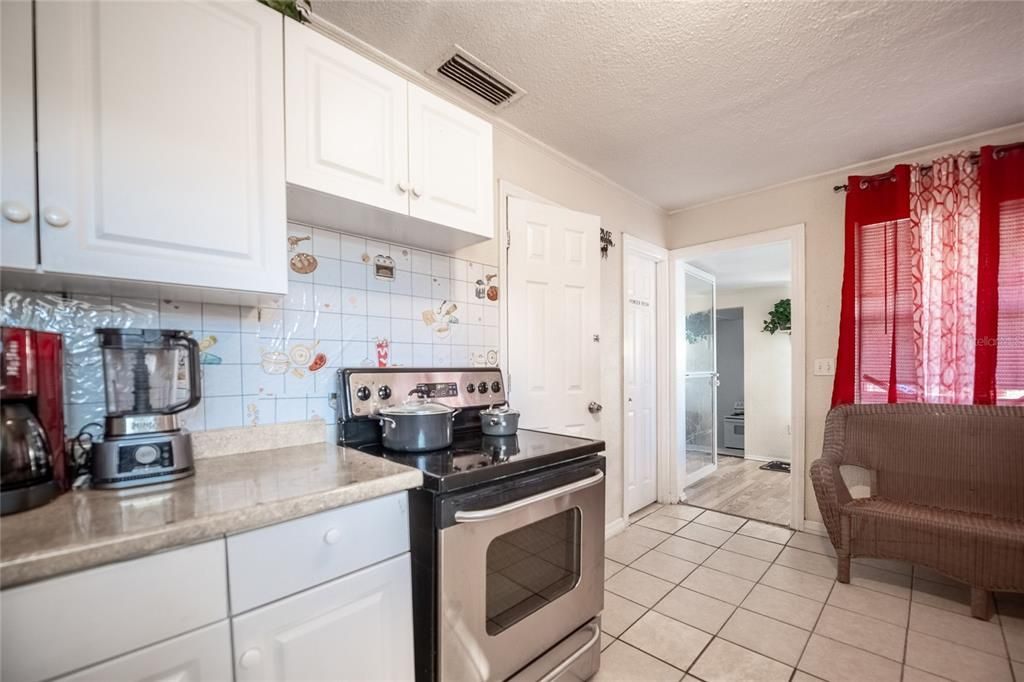 合同活跃: $195,000 (3 贝兹, 1 浴室, 1348 平方英尺)