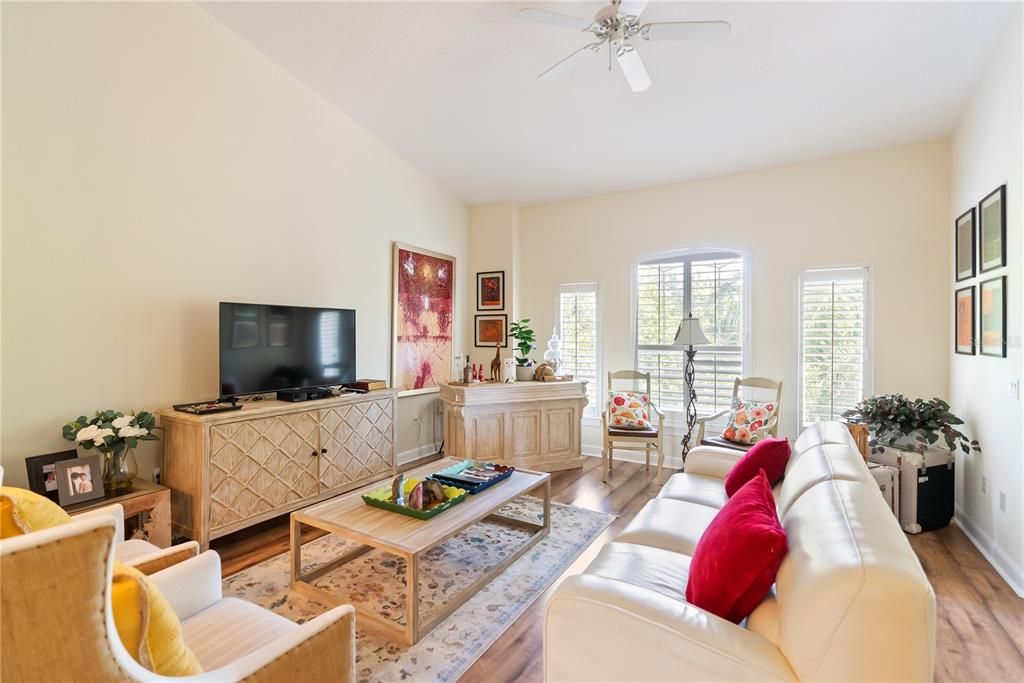 出租: $7,000 (4 贝兹, 3 浴室, 2719 平方英尺)