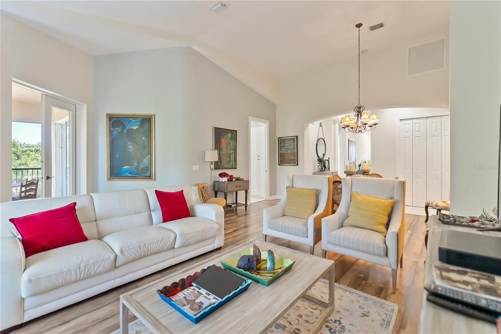 出租: $7,000 (4 贝兹, 3 浴室, 2719 平方英尺)