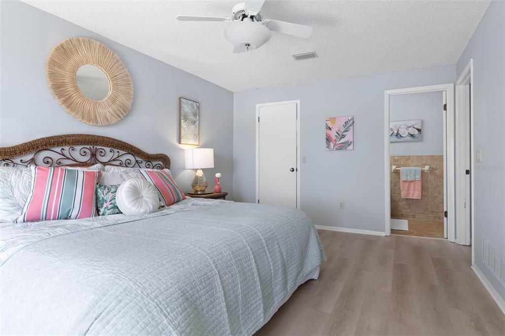 На продажу: $999,000 (2 спален, 2 ванн, 1897 Квадратных фут)