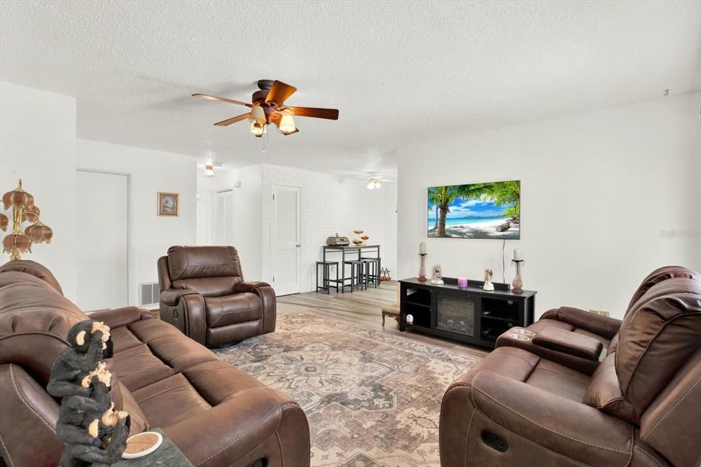 待售: $350,000 (3 贝兹, 3 浴室, 1938 平方英尺)