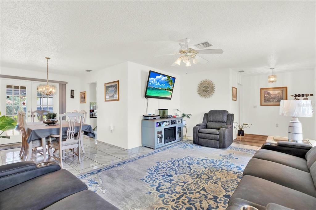 待售: $350,000 (3 贝兹, 3 浴室, 1938 平方英尺)