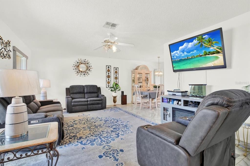 待售: $350,000 (3 贝兹, 3 浴室, 1938 平方英尺)