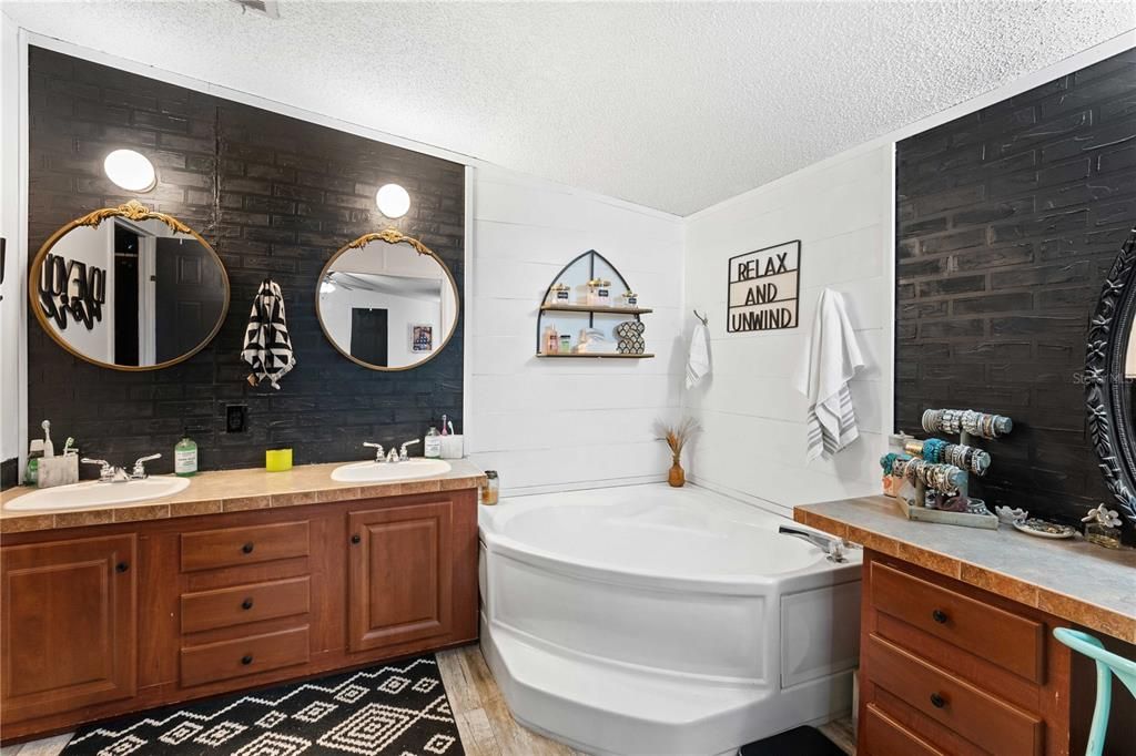 For Sale: $425,000 (4 beds, 2 baths, 2432 Square Feet)