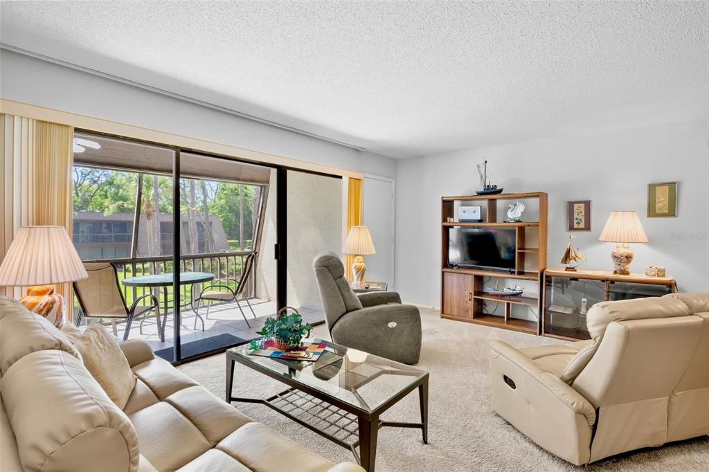 Active With Contract: $199,500 (2 beds, 2 baths, 967 Square Feet)