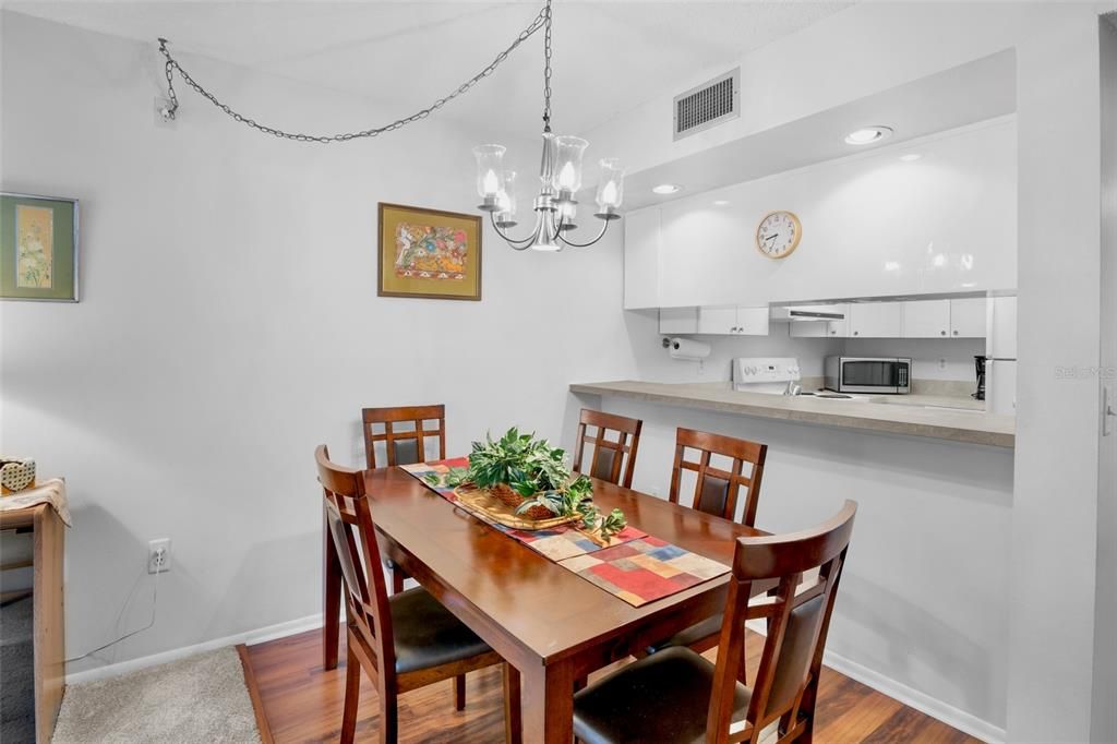 Active With Contract: $199,500 (2 beds, 2 baths, 967 Square Feet)