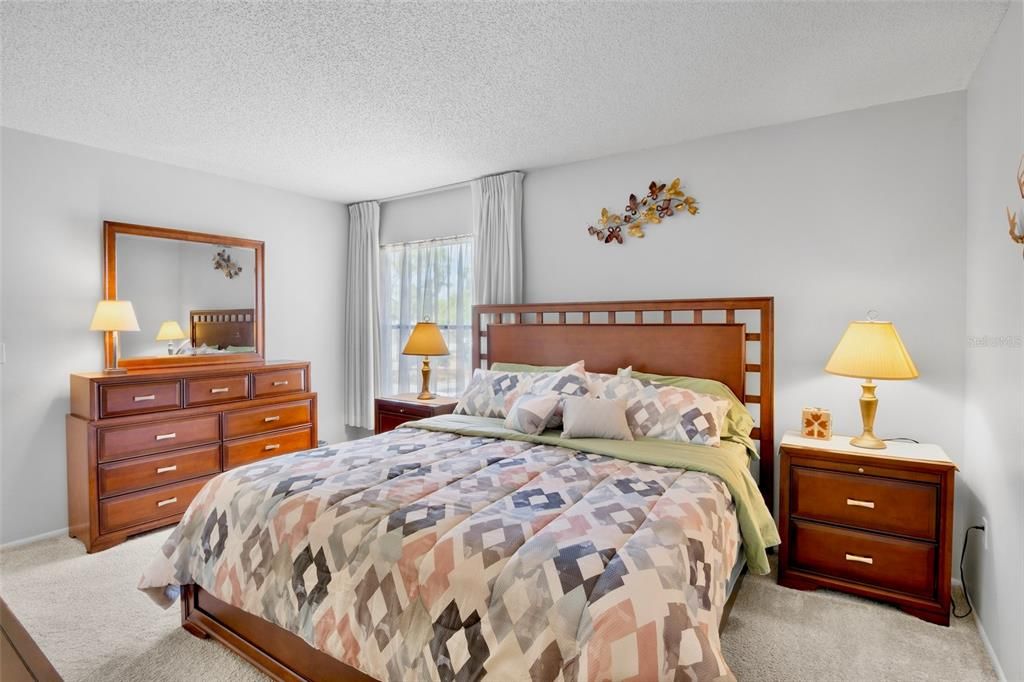 Active With Contract: $199,500 (2 beds, 2 baths, 967 Square Feet)