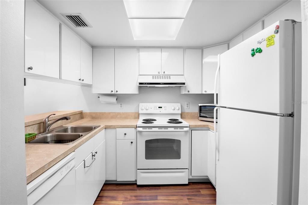 Active With Contract: $199,500 (2 beds, 2 baths, 967 Square Feet)