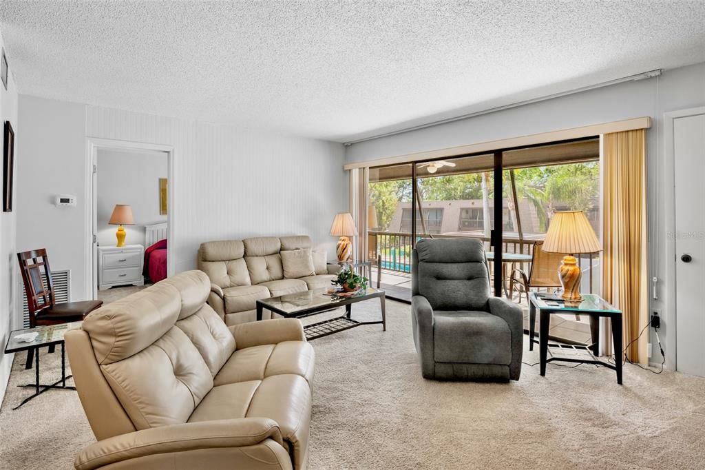 Active With Contract: $199,500 (2 beds, 2 baths, 967 Square Feet)