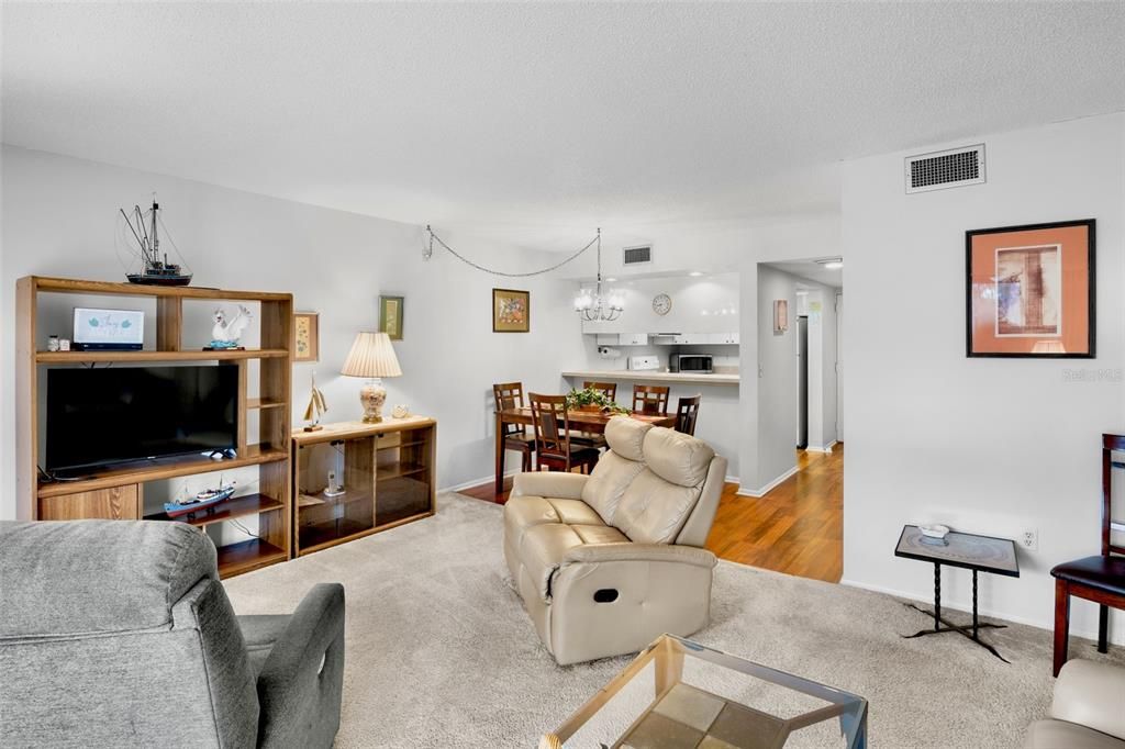 Active With Contract: $199,500 (2 beds, 2 baths, 967 Square Feet)