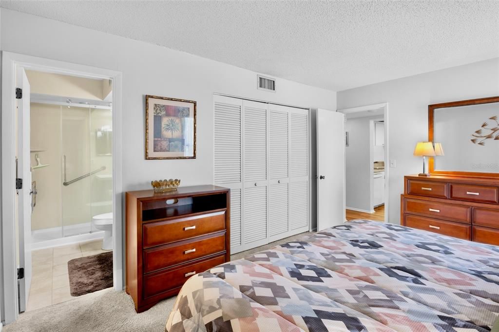 Active With Contract: $199,500 (2 beds, 2 baths, 967 Square Feet)