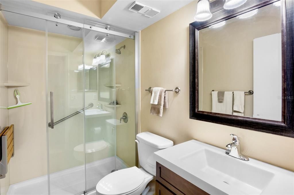 Active With Contract: $199,500 (2 beds, 2 baths, 967 Square Feet)