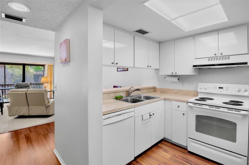 Active With Contract: $199,500 (2 beds, 2 baths, 967 Square Feet)