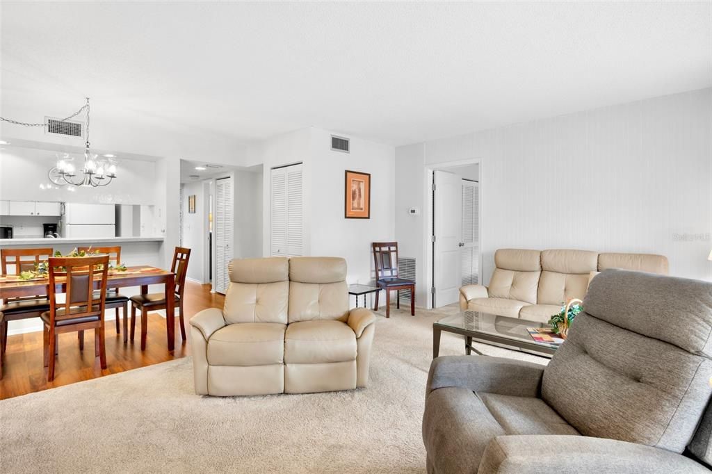 Active With Contract: $199,500 (2 beds, 2 baths, 967 Square Feet)