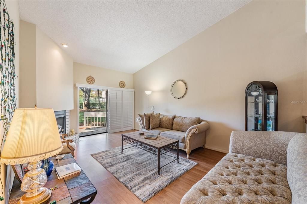 En Venta: $189,900 (2 camas, 2 baños, 1100 Pies cuadrados)