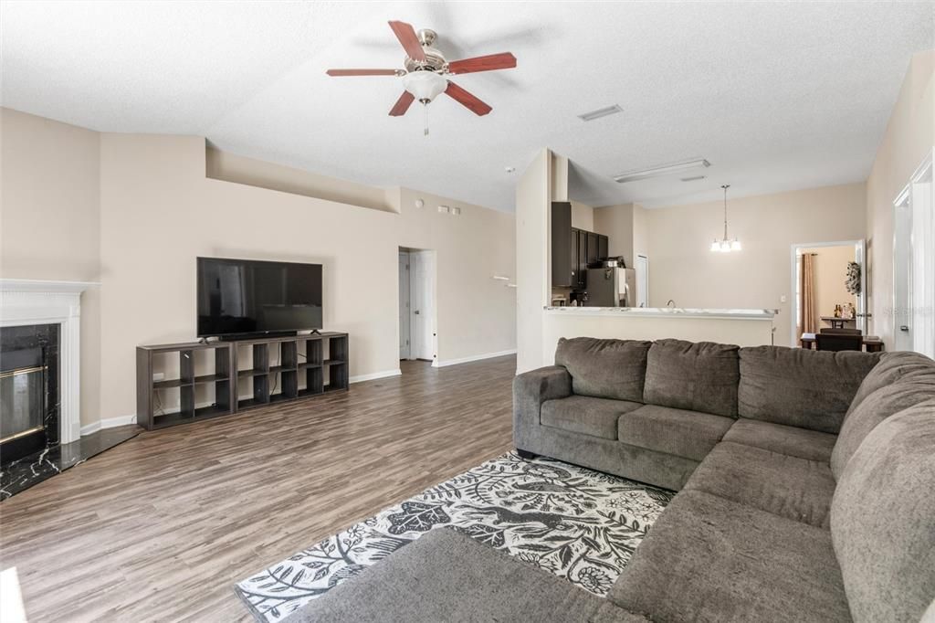 En Venta: $369,000 (4 camas, 2 baños, 1954 Pies cuadrados)