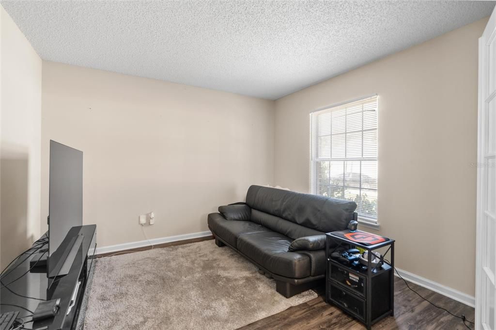 En Venta: $369,000 (4 camas, 2 baños, 1954 Pies cuadrados)