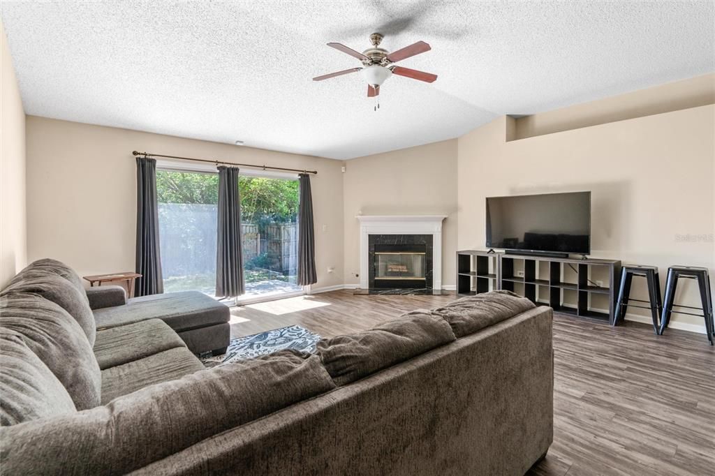 En Venta: $369,000 (4 camas, 2 baños, 1954 Pies cuadrados)