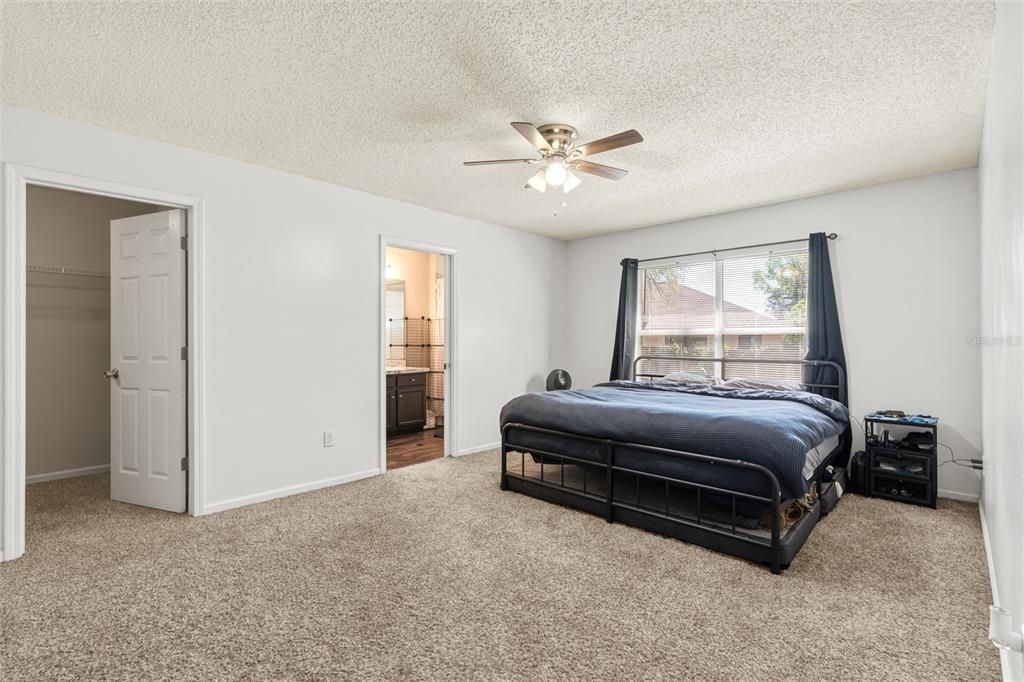 En Venta: $369,000 (4 camas, 2 baños, 1954 Pies cuadrados)