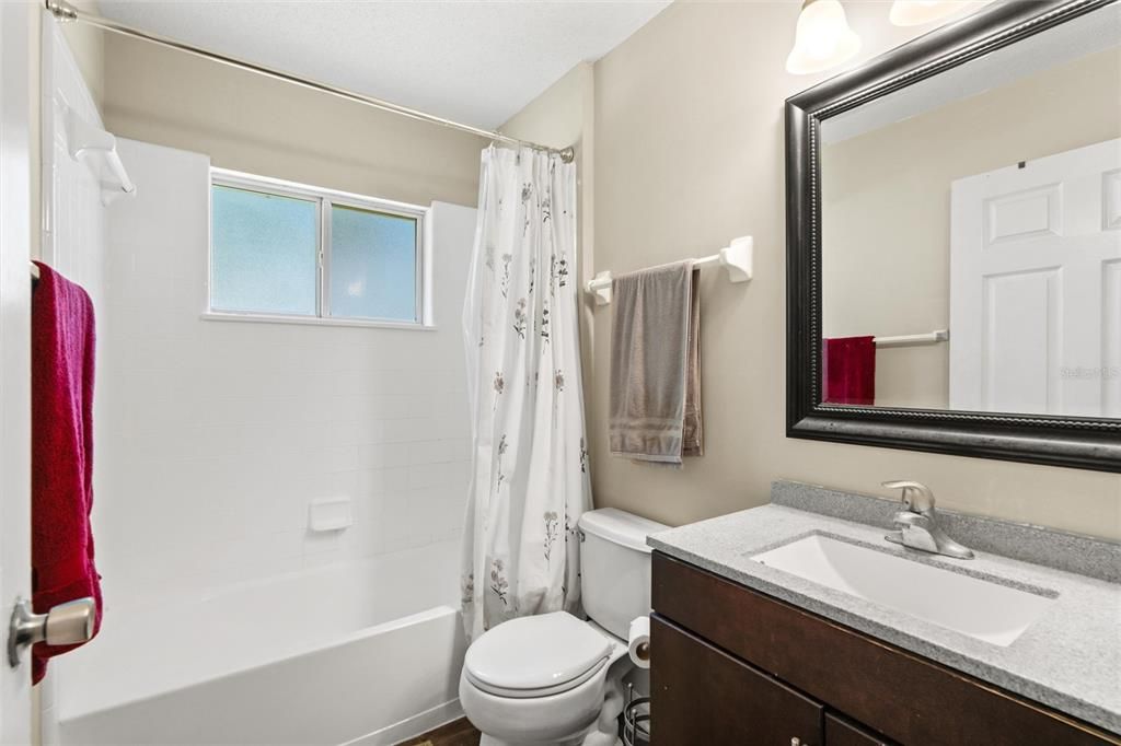 En Venta: $369,000 (4 camas, 2 baños, 1954 Pies cuadrados)