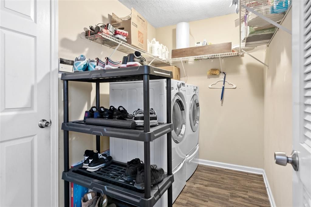 En Venta: $369,000 (4 camas, 2 baños, 1954 Pies cuadrados)