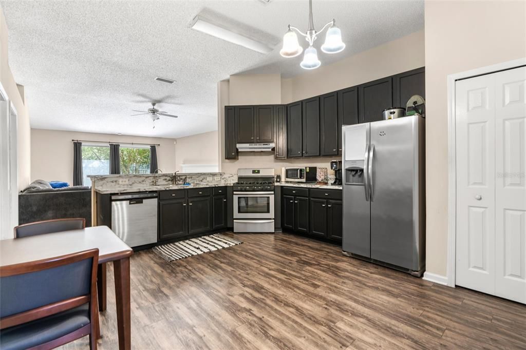 En Venta: $369,000 (4 camas, 2 baños, 1954 Pies cuadrados)