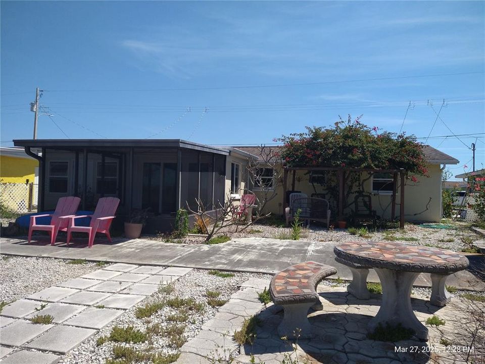 For Sale: $275,000 (2 beds, 1 baths, 1036 Square Feet)