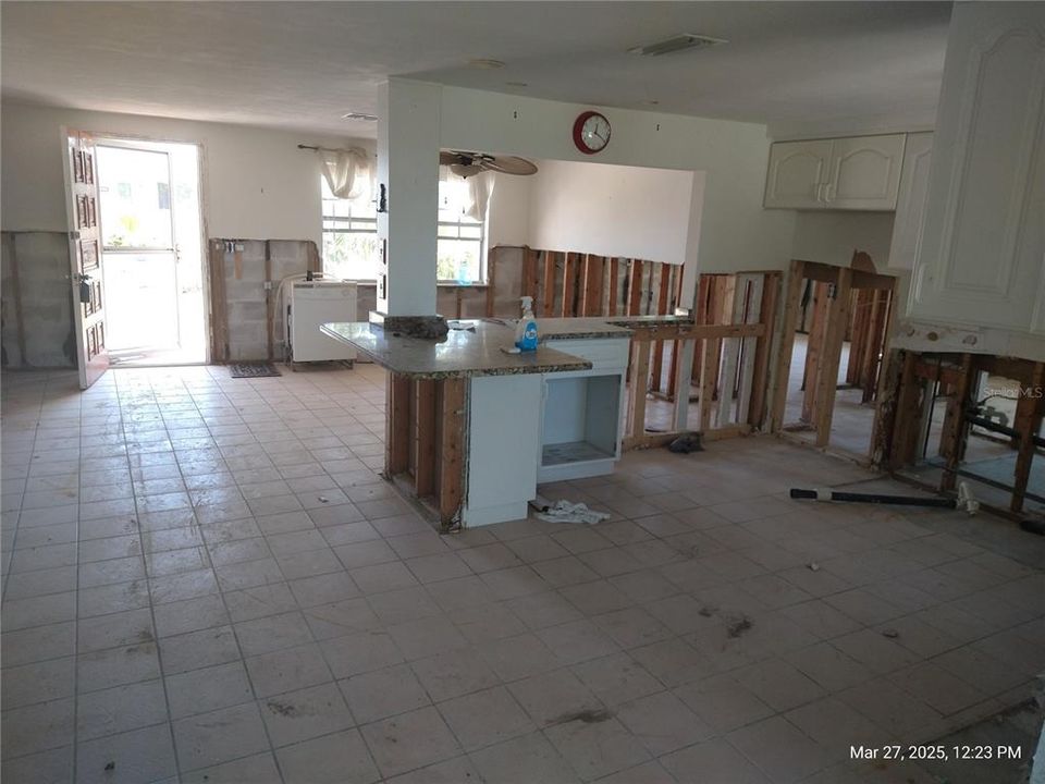 For Sale: $275,000 (2 beds, 1 baths, 1036 Square Feet)