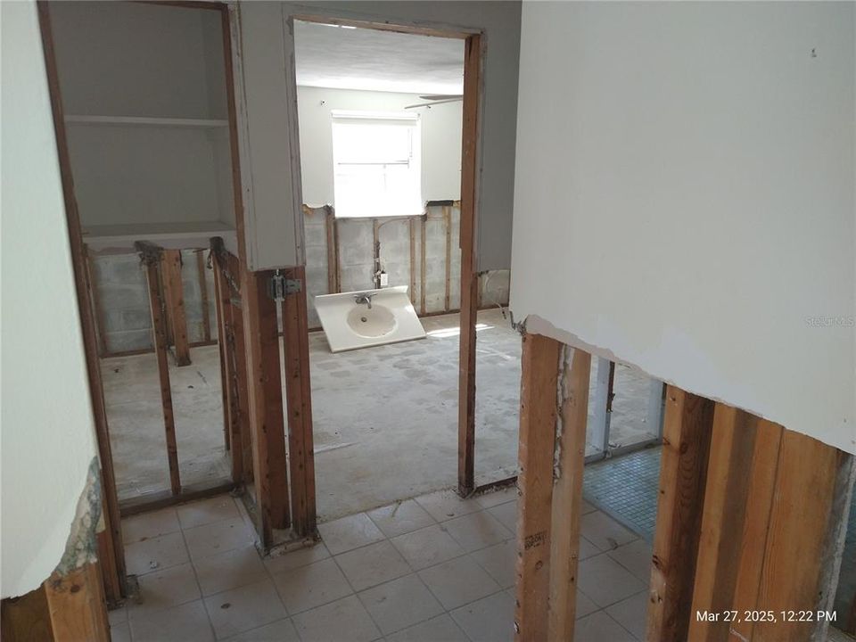 For Sale: $275,000 (2 beds, 1 baths, 1036 Square Feet)