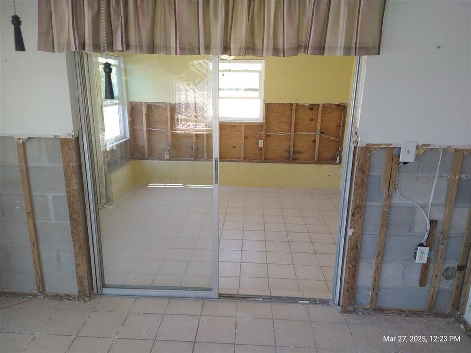 For Sale: $275,000 (2 beds, 1 baths, 1036 Square Feet)