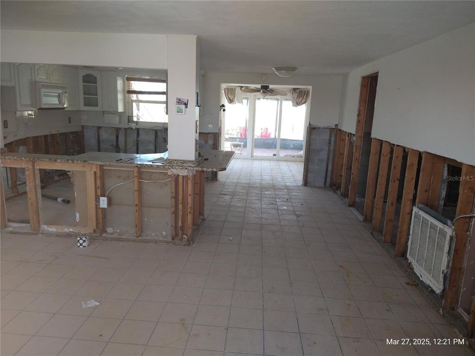 For Sale: $275,000 (2 beds, 1 baths, 1036 Square Feet)