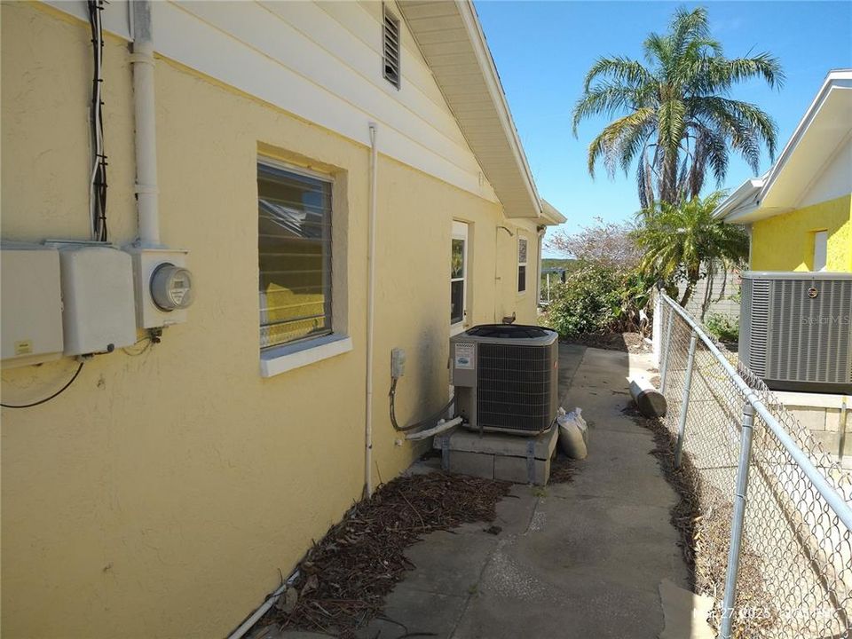 For Sale: $275,000 (2 beds, 1 baths, 1036 Square Feet)