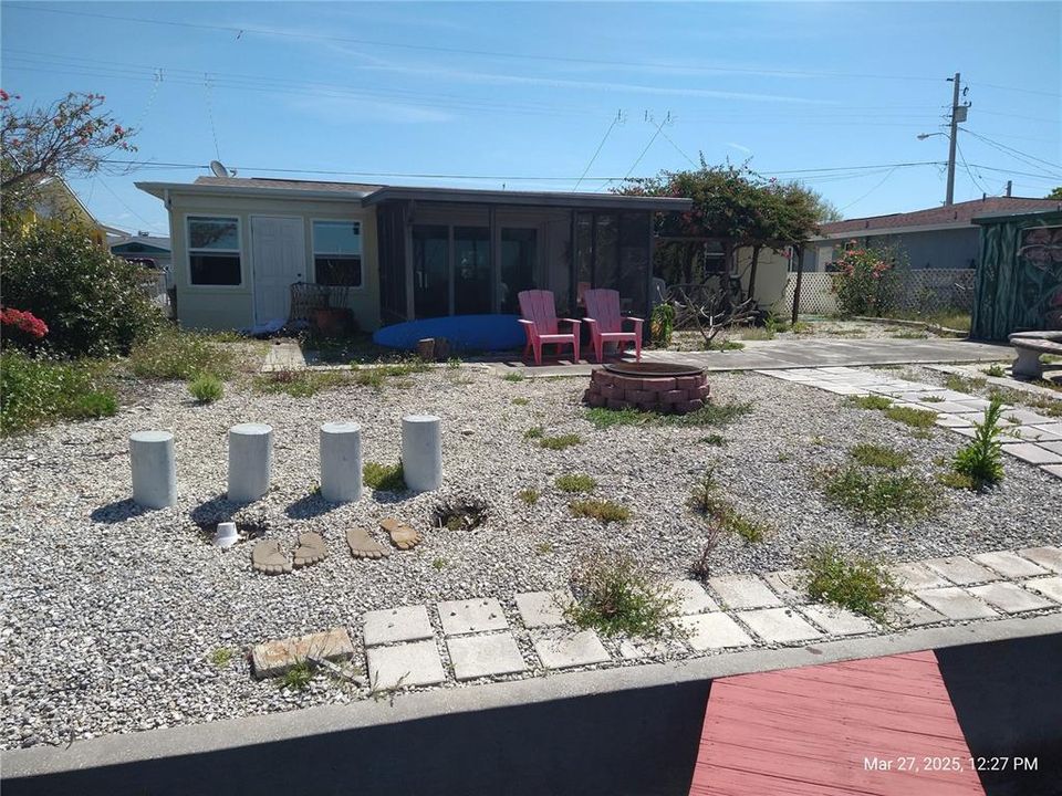 For Sale: $275,000 (2 beds, 1 baths, 1036 Square Feet)