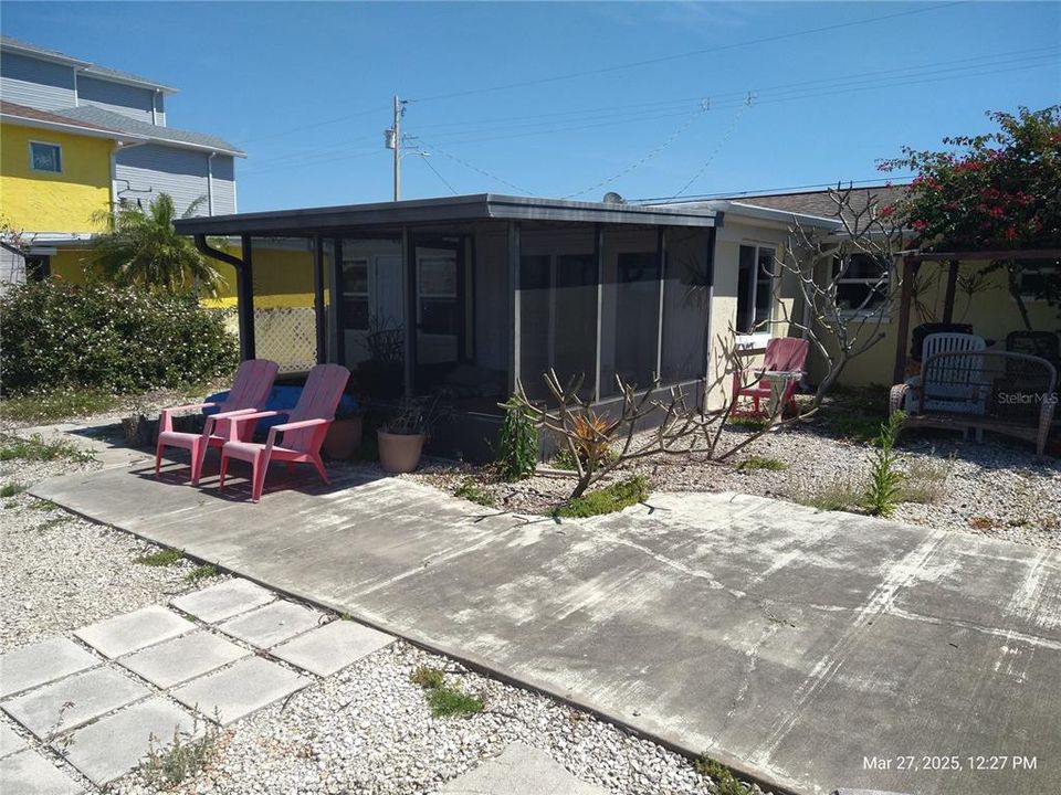 For Sale: $275,000 (2 beds, 1 baths, 1036 Square Feet)