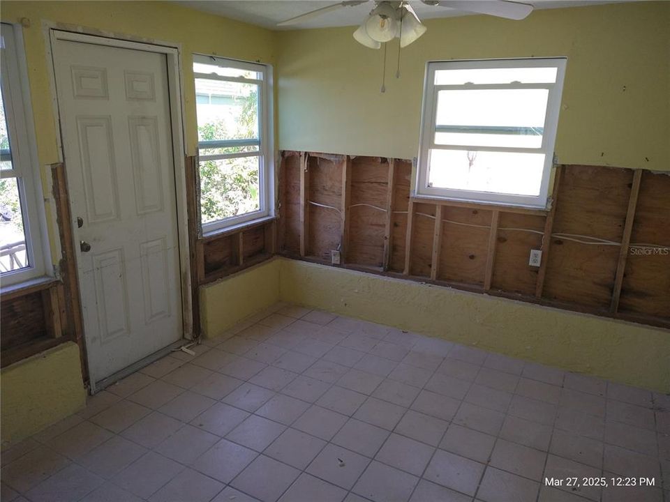 For Sale: $275,000 (2 beds, 1 baths, 1036 Square Feet)