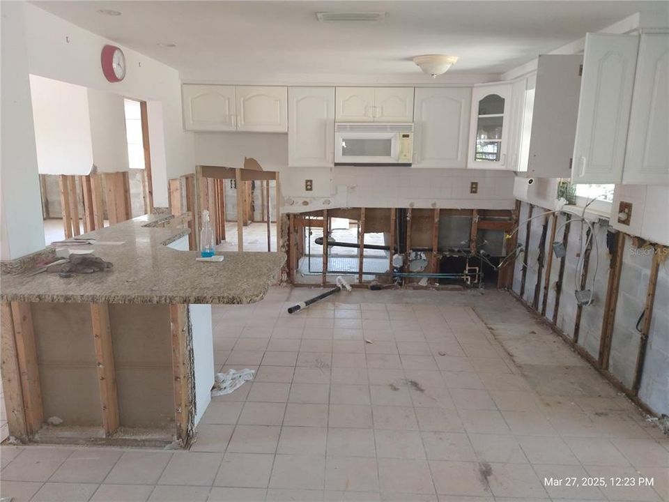 For Sale: $275,000 (2 beds, 1 baths, 1036 Square Feet)