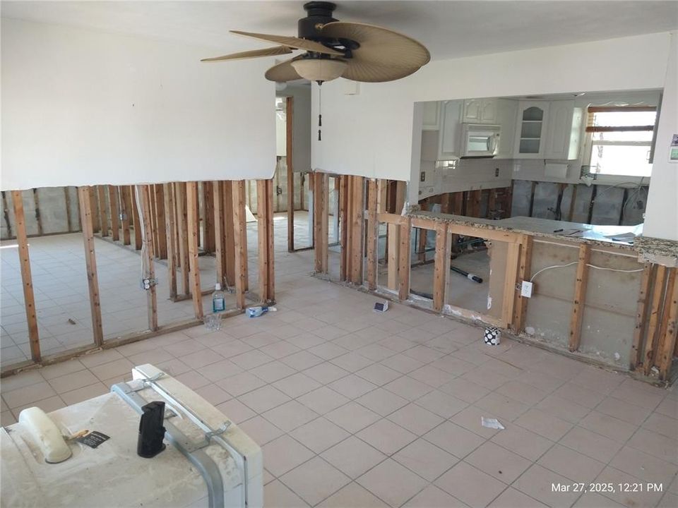 For Sale: $275,000 (2 beds, 1 baths, 1036 Square Feet)