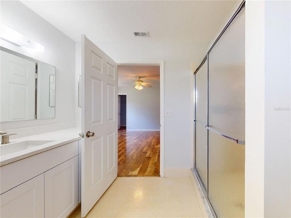 Activo con contrato: $268,900 (3 camas, 2 baños, 1760 Pies cuadrados)