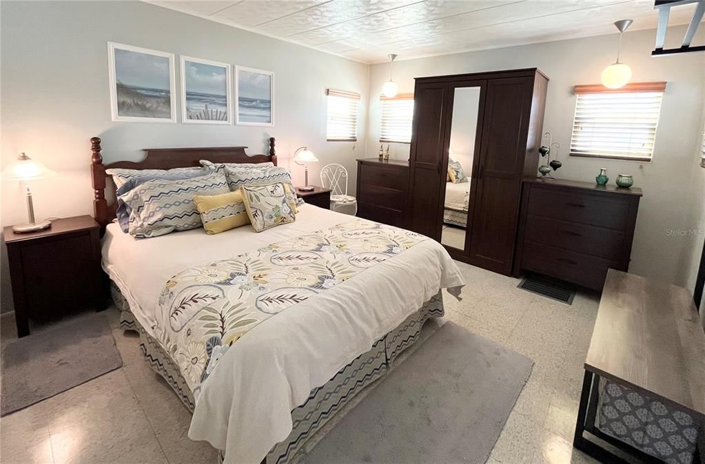 Active With Contract: $110,000 (2 beds, 1 baths, 672 Square Feet)