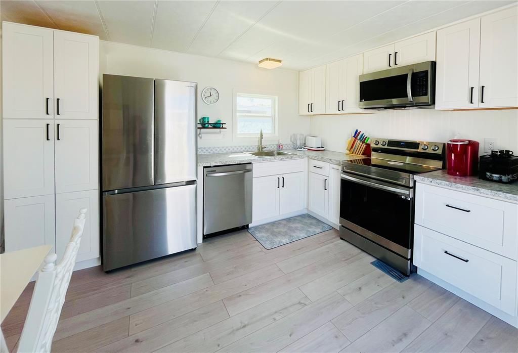 Active With Contract: $110,000 (2 beds, 1 baths, 672 Square Feet)