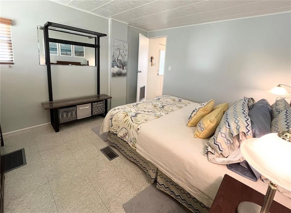 Active With Contract: $110,000 (2 beds, 1 baths, 672 Square Feet)